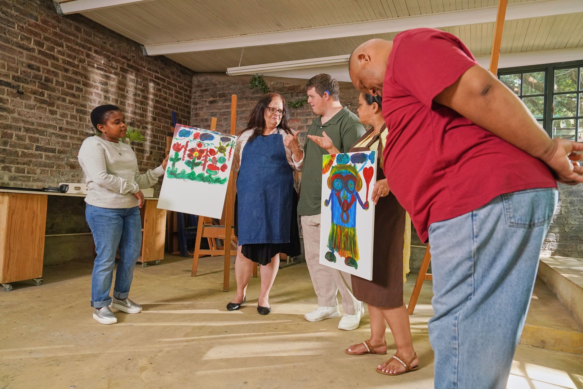 Disabled people talking during artÊclasses